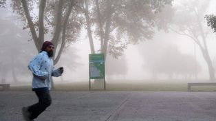 Con mucho frío y un denso manto de niebla