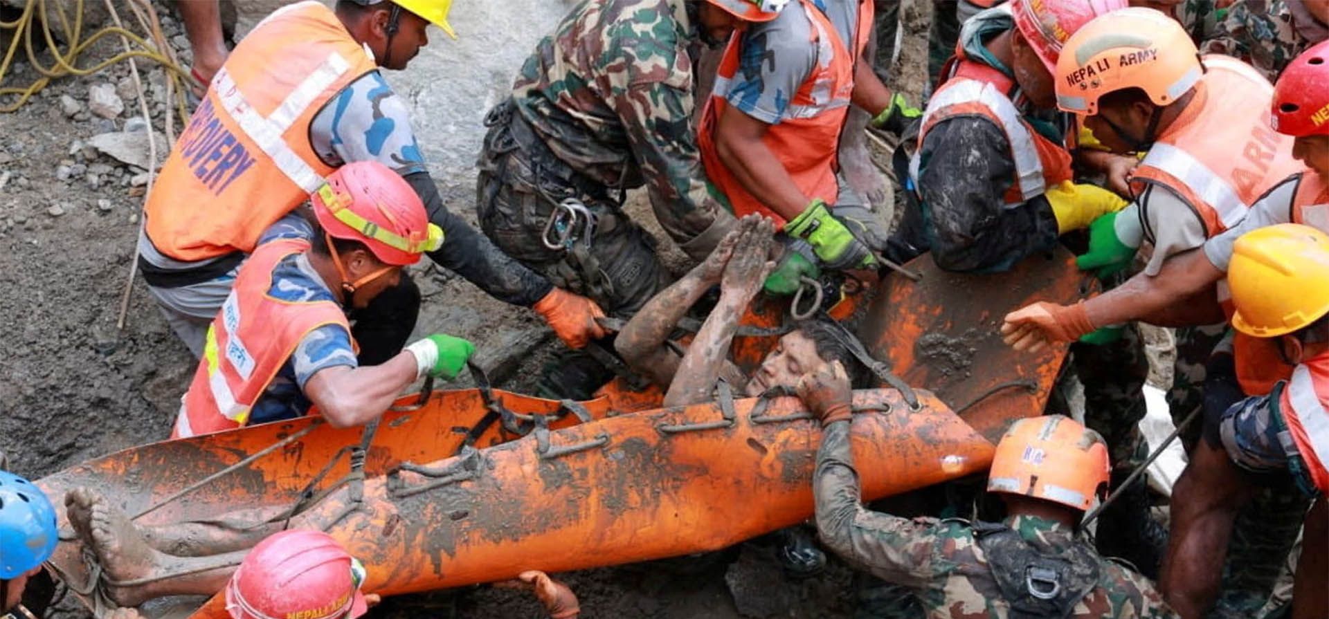 Un trabajador es puesto a salvo tras ser rescatado con vida de un túnel en el proyecto hidroeléctrico Trishuli-3A, nueve días después de las mortales inundaciones repentinas. Fotografía: Ejército de Nepal/Reuters