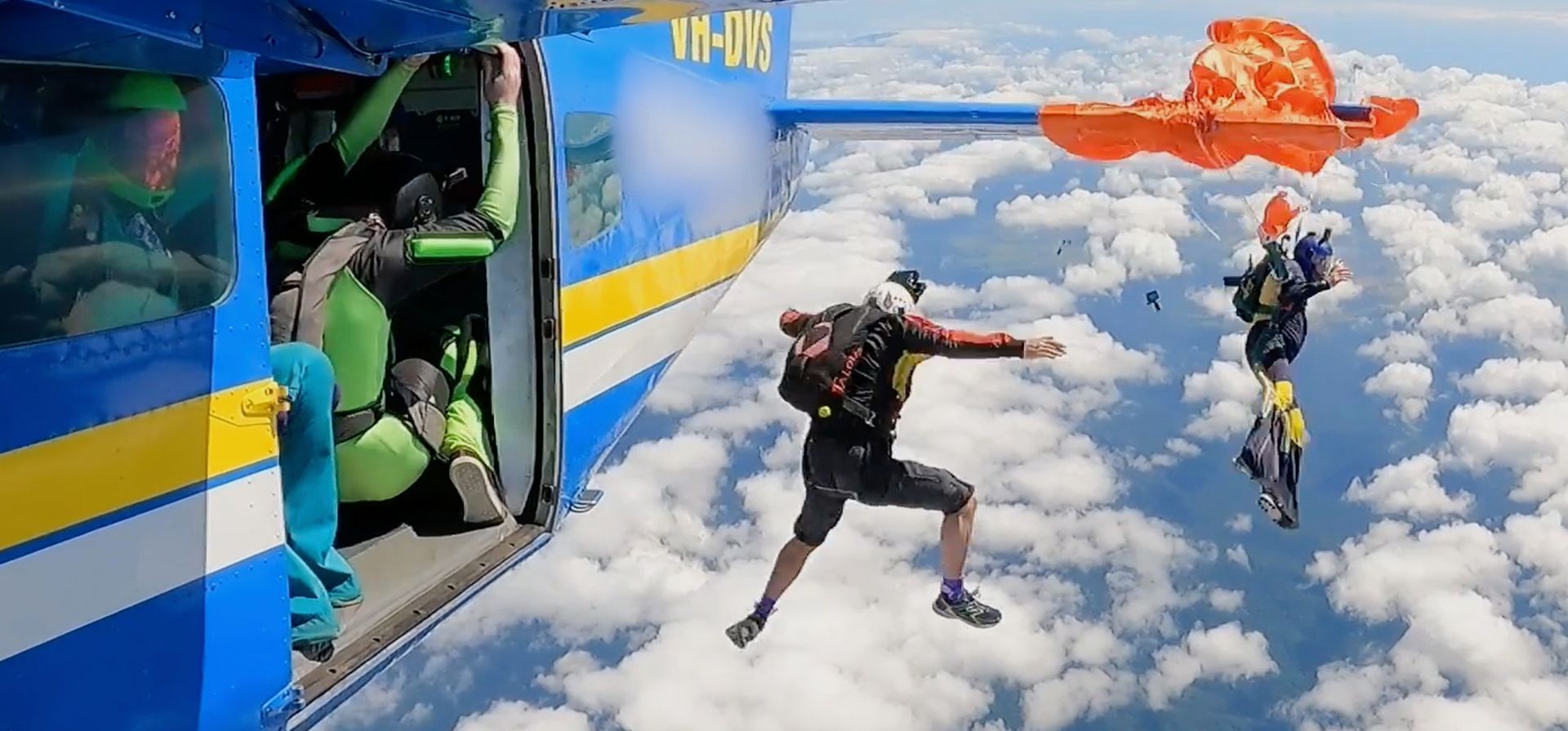 En esta imagen tomada de un video, un paracaidista es atrapado en el ala de un avión mientras salía de la aeronave en Tully, al norte de Queensland. (Jarrad Nolan/Oficina Australiana de Seguridad en el Transporte vía AP) En esta imagen tomada de un video, un paracaidista es atrapado en el ala de un avión mientras salía de la aeronave en Tully, al norte de Queensland. (Jarrad Nolan/Oficina Australiana de Seguridad en el Transporte vía AP)