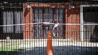 Encuentran asesinada a una joven en el pozo ciego de su casa y buscan a su pareja