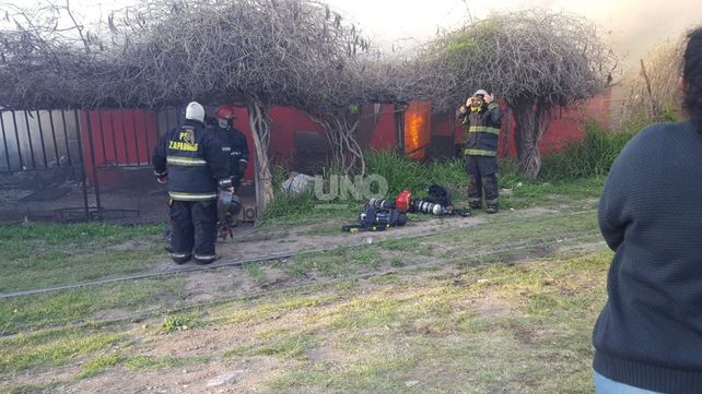 Bomberos trabajan para combatir el incendio de una vivienda en barrio San Roque