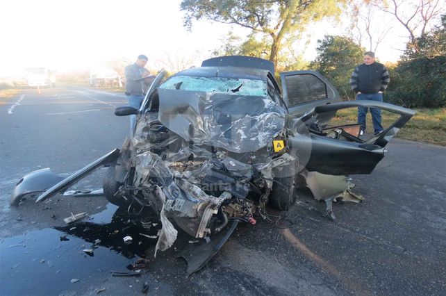 Evidencia. Estado en el que quedó el automóvil Fiat Siena en medio del pavimento cuando se produjo el violento encontronazo. Rebeca se salvó porque iba atrás.