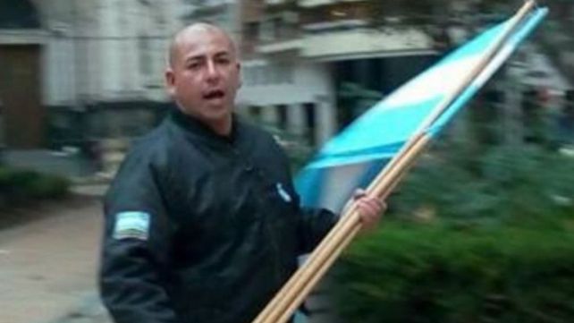 Quién es el militante neonazi que agredió a una fotógrafa en la marcha anticuarentena