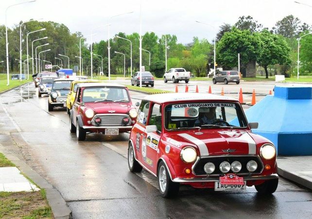 Más de 100 Mini Coopers cruzaron el Túnel subfluvial