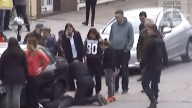 Bº Sargento Cabral: policías le salvaron la vida a un taxista en plena calle