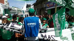 Esteban Olarán,&nbsp;Secretario General&nbsp;de la&nbsp;CTA &nbsp;Autónoma de Entre Ríos, organizando la columna que caminó por las calles de Paraná. Foto CTA.&nbsp;