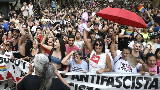 Marcha antifascista: cierre multitudinario con el Monumento a la Bandera de fondo