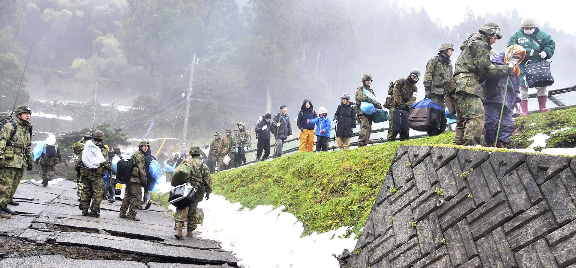 Residentes son evacuados con la ayuda de miembros de las Fuerzas de Autodefensa japonesas, ya que su distrito quedó aislado por los terremotos, en Wajima, prefectura de Ishikawa, Japón, el miércoles 3 de enero de 2024. (Japonés Ministerio de Defensa vía AP) Residentes son evacuados con la ayuda de miembros de las Fuerzas de Autodefensa japonesas, ya que su distrito quedó aislado por los terremotos, en Wajima, prefectura de Ishikawa, Japón, el miércoles 3 de enero de 2024. (Japonés Ministerio de Defensa vía AP)
