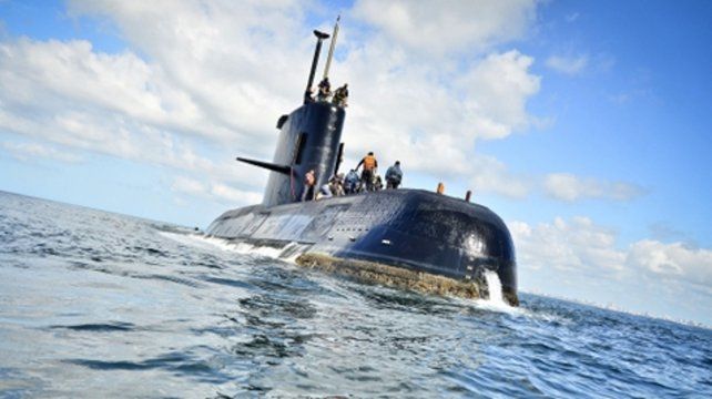 Ara "San Juan". Los familiares de los 44 tripulantes piden reflotarlo, pero el gobierno y la Justicia se niegan.