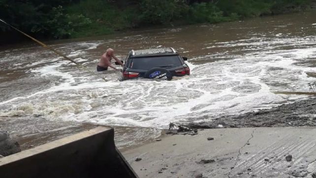Una mujer fue arrastrada con su auto en Arroyo Espinillo