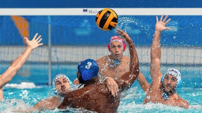 El seleccionado argentino de Waterpolo debutó en Santiago 2023 con una contundente victoria frente a Cuba por 20 a 4.