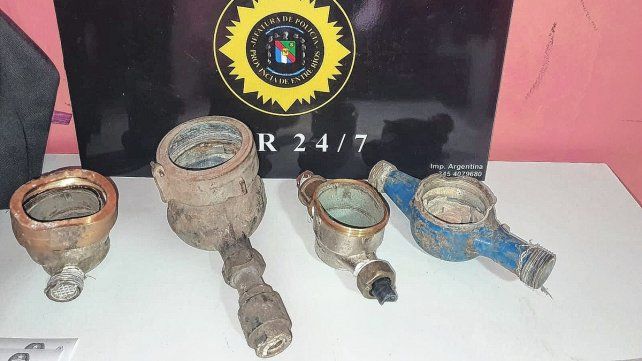 Los medidores de agua estaban a la venta en un comercio.