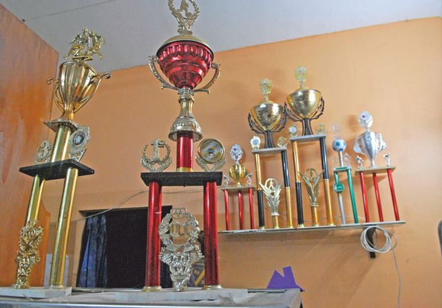 Logros. Se pueden encontrar trofeos en cada uno de los rincones del club.