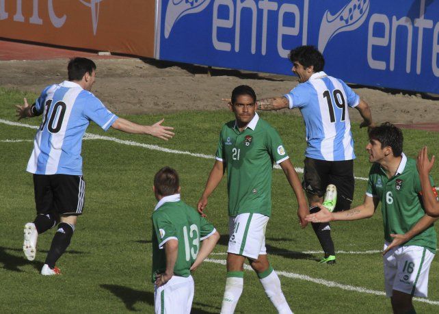 Messi celebra el gol de Banega en La Paz, en el 1 a 1 ante Bolivia en 2013.