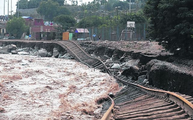 Lima. Las lluvias y los aludes descalzaron las vías férreas en Chosica.
