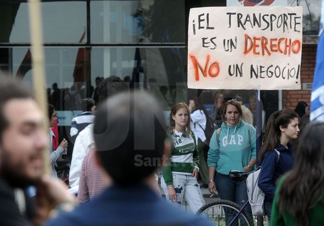 Otras medidas. Las demandas incluyen que se retrotraiga la suba del viaje interurbano y no se aumente el urbano / Foto: Juan Manuel Baialardo - Uno Santa Fe