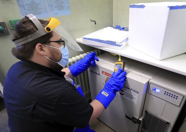 El primer envío de vacunas se deposita en un freezer a 80 grados bajo cero en el hospital de la ciudad de Croydon