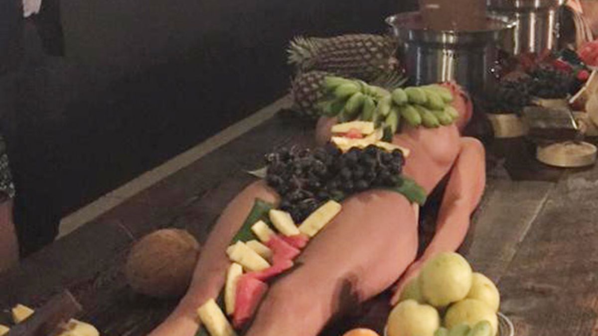 Polémica por un bar que usa mujeres desnudas como bandejas para servir  frutas