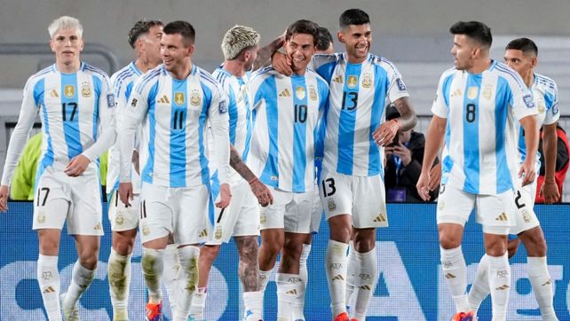 El último abrazo de la noche de la selección argentina es alrededor de Dybala