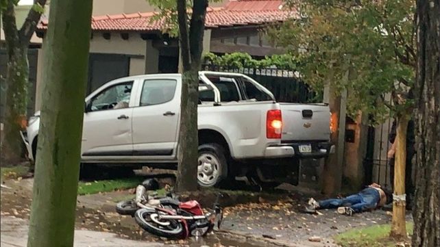 La foto final. Así quedó la camioneta después de atropellar a los dos ladrones. Uno de ellos quedó tendido debajo del vehículo