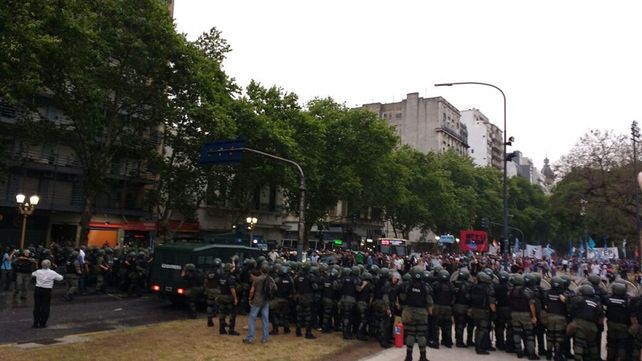 Así reprimió Gendarmería la marcha de abrazo al Congreso