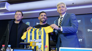 Central sortea una camiseta firmada por Tevez y los hinchas aprovechan para expresarse.