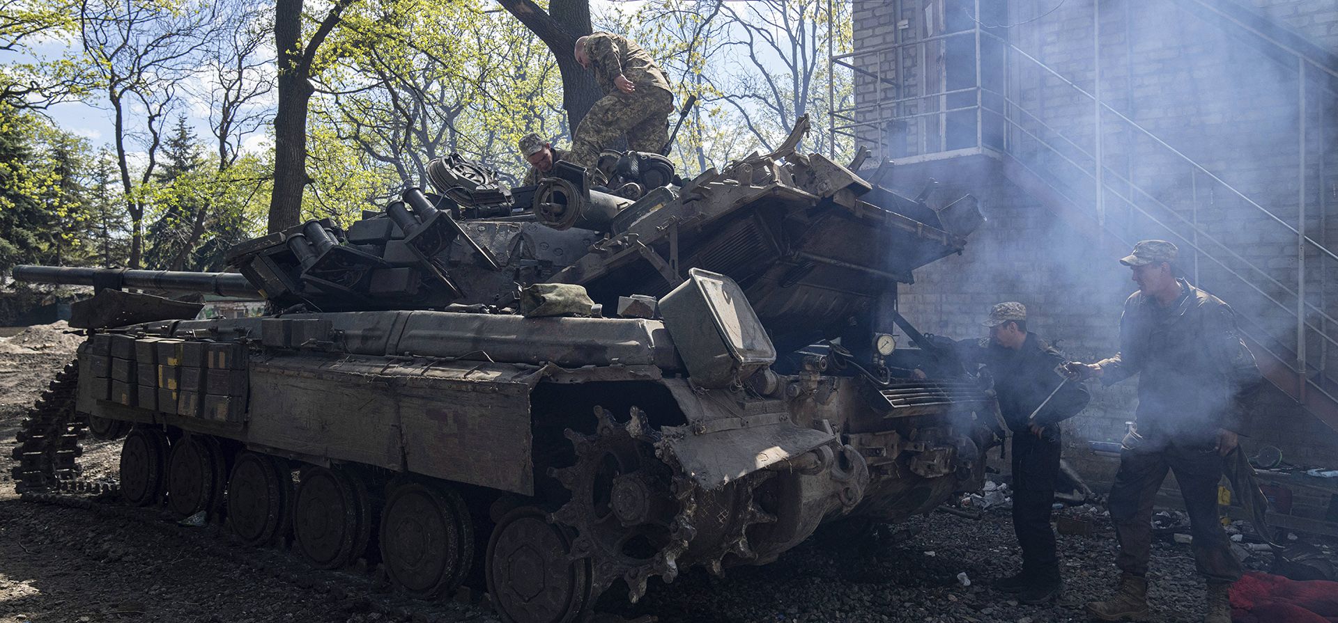 Militares ucranianos reparan su tanque después de luchar contra las fuerzas rusas en la región de Donetsk, en el este de Ucrania, el miércoles 27 de abril de 2022.