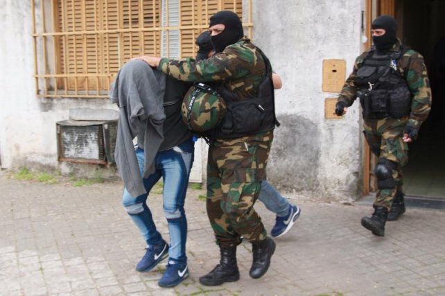Una de las personas detenidas en el privado de Saavedra al 1300 que fue allanado.&nbsp;