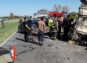 Las fotos de cómo rescataron al camionero atrapado en el choque de la autopista