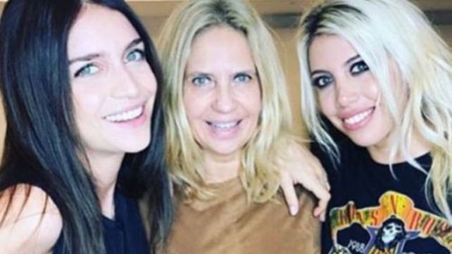 Zaira y Wanda flanquean a su mamá Nora Colosimo.