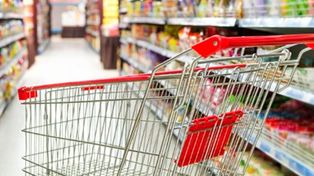 Condenan a supermercado a indemnizar a una clienta perjudicada por tropezar con una rejilla