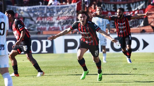 Medina festejando el segundo gol con el que Patronato derrota 2 a 1 a Atlético Tucumán.