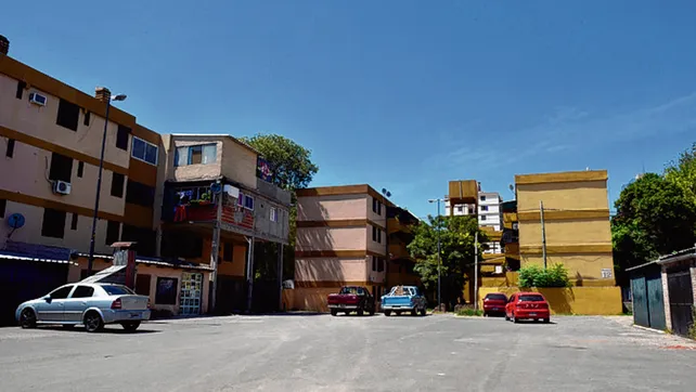 Los vecinos están conmocionados por el hallazgo de dos mujeres muertas en una vivienda del Fonavi de Grandoli y Gutiérrez.