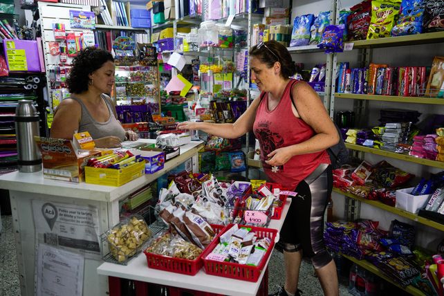 Cigarrillos baratos y alfajores mantienen vivos a los kioscos de Rosario