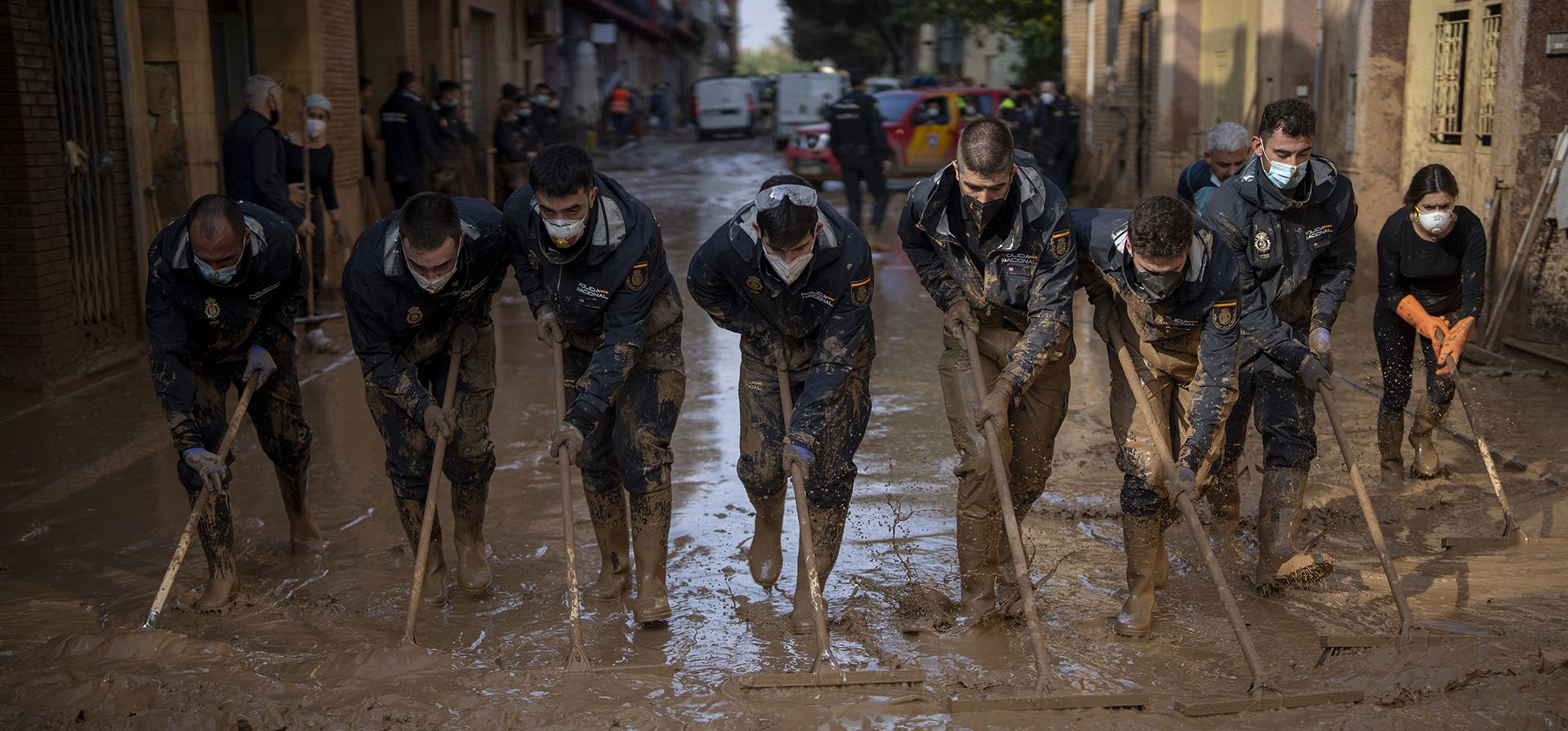 Miembros de la Policía Nacional española retiran el barro de la calle afectada por las inundaciones en Masanasa, Valencia, España, el miércoles 6 de noviembre de 2024. (Foto AP/Emilio Morenatti)