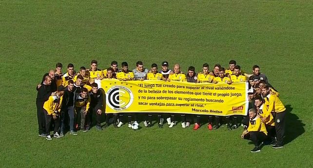 La frase de Bielsa con la que posó el plantel de Comunicaciones antes de jugar con Riestra
