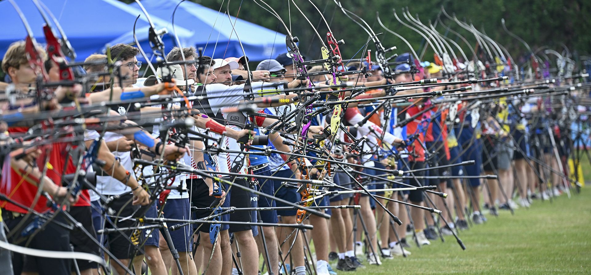 Los competidores apuntan al blanco durante la ronda clasificatoria del evento de tiro con arco masculino en los Juegos Europeos de 2023 en Cracovia, Polonia, el viernes 23 de junio de 2023. (Zsolt Czegledi/MTI vía AP) Los competidores apuntan al blanco durante la ronda clasificatoria del evento de tiro con arco masculino en los Juegos Europeos de 2023 en Cracovia, Polonia, el viernes 23 de junio de 2023. (Zsolt Czegledi/MTI vía AP)
