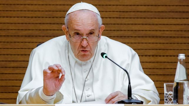 Francisco. El Papa dispuso además elevar de 14 a 18 años la edad sobre la cual es delito canónico atesorar imágenes pornográficas.