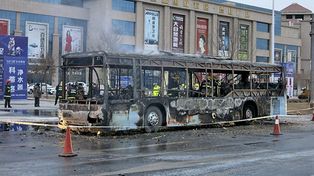 Un hombre incendió un ómnibus y mató a 17 personas en China