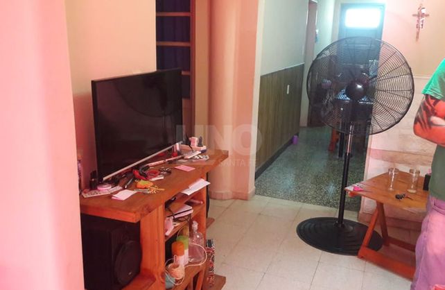 Se despertó, pensó que era su marido pero era un delincuente