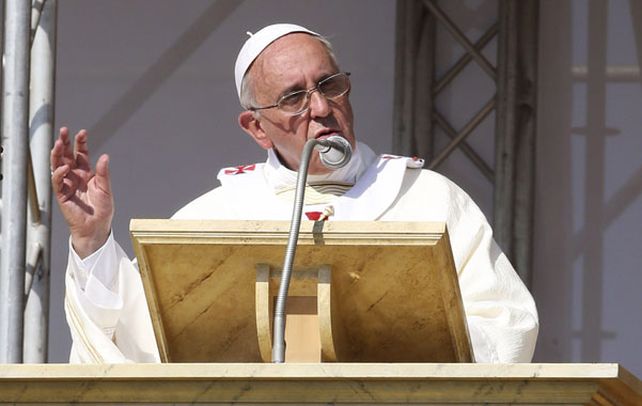 Sin cuartel. Jorge Bergoglio asestó ayer un mazazo a la mafia al condenarla sin tapujos en el marco de una celebración a la que asistieron más de cien mil personas en Cassano allo Jonio.
