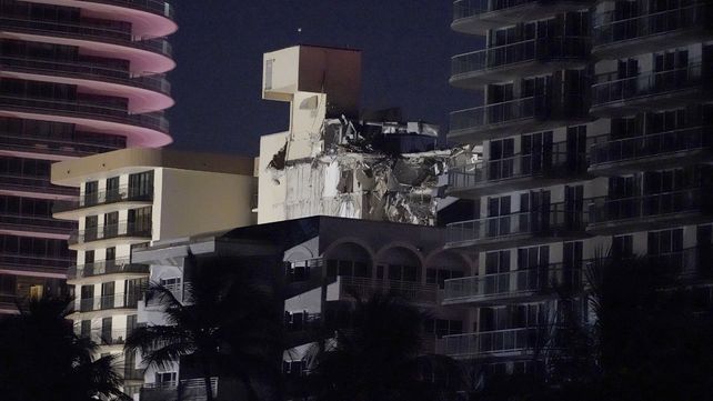 Pánico en Miami por el derrumbe parcial de un edificio de 12 pisos sobre la costa