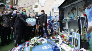 El presidente de Nápoli dejó flores para Maradona en un santuario de la ciudad