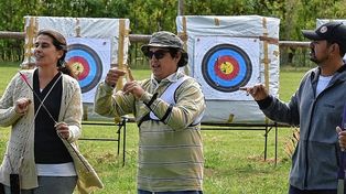 Instrucción. Julieta junto al intérprete para explicar las actividades.&nbsp;