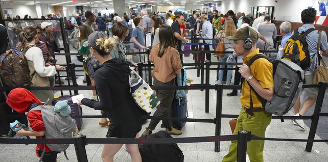 Los viajeros hacen fila para obtener autorización de seguridad en el Aeropuerto Internacional Hartsfield-Jackson de Atlanta el viernes 28 de junio de 2024 en Atlanta. Se acerca el 4 de julio y la avalancha de viajes ya está aumentando. El día de mayor actividad en los aeropuertos de EE. UU. será hoy, cuando la TSA espera examinar a más de 3 millones de personas en un solo día. (Foto AP/Pablo Martínez Monsiváis)