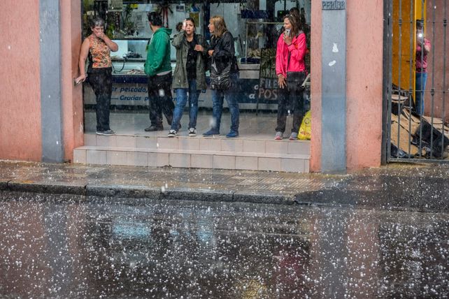 Tarde de intensa lluvia y granizo en Paraná: el alerta meteorológico sigue vigente