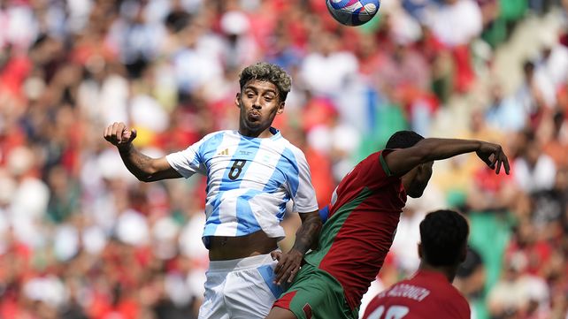 En la última. Cristian Medina encontró un rebote dentro del área y estampó el 2-2 ante Marruecos (Foto AP/Silvia Izquierdo).