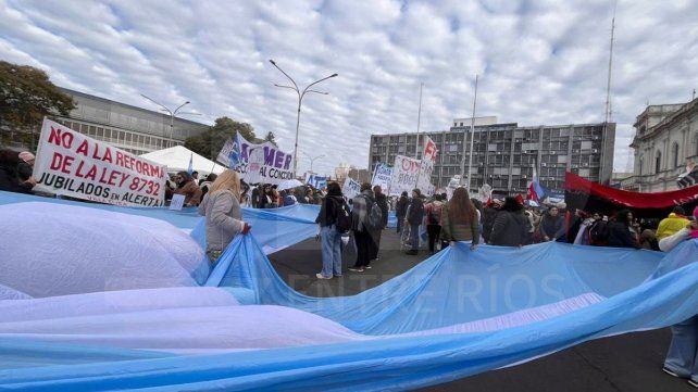 Multisectorial marchó en defensa de la Caja de Jubilaciones