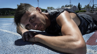 Brian Impellizzeri sobre la pista de atletismo del estadio municipal Jorge Newbery.