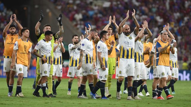 Los jugadores de Central saludan a los hinchas tras la eliminación de la Sudamericana en canchad e Fortaleza.